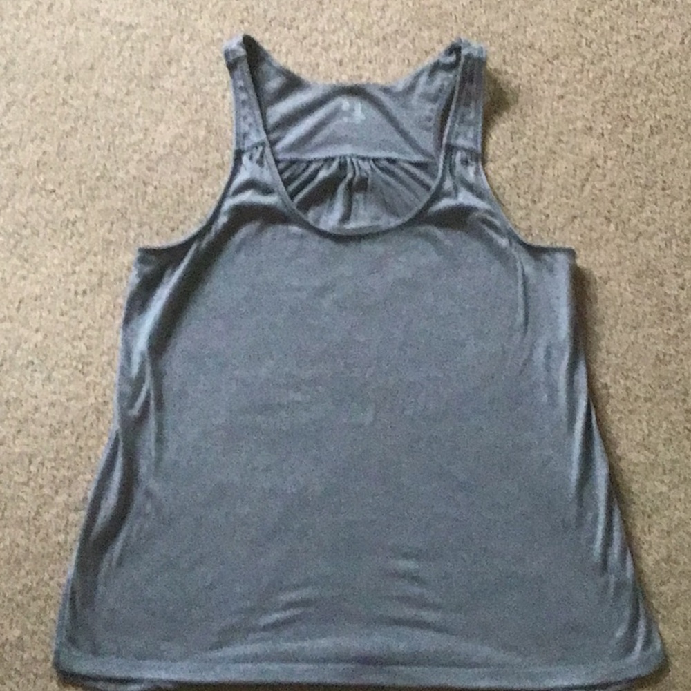 Gap fit athletic top. Size M